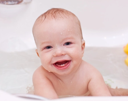 Comment adoucir l’eau du bain de bébé ?
