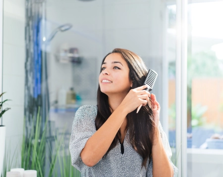 L’eau calcaire rend-elle les cheveux secs et cassants ?