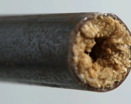 Comment déboucher un tuyau plein de calcaire ?