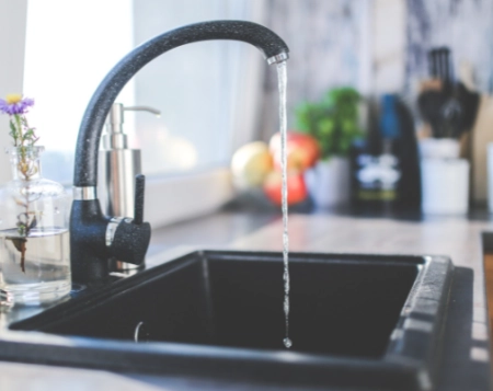 Guide d'entretien pour un évier en résine noire