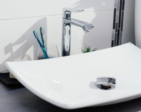 Rénovation de salle de bain : déclarez la guerre au calcaire