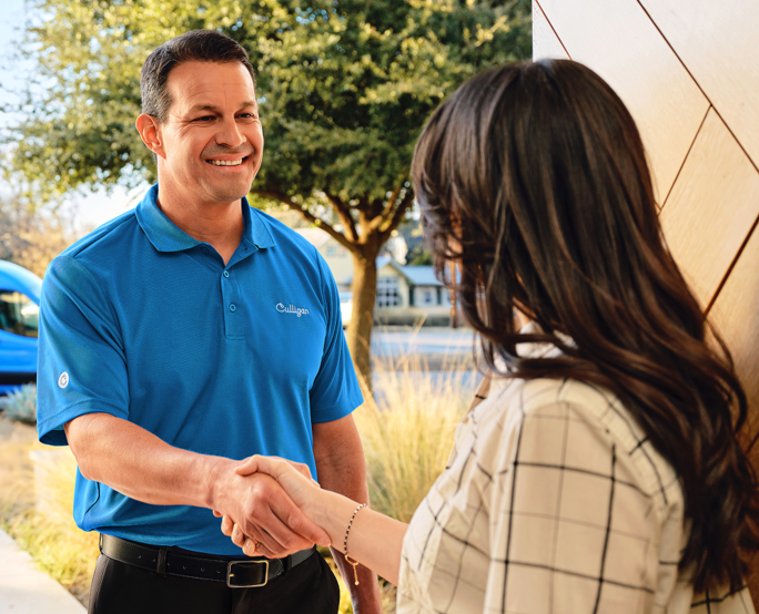 Conseiller Culligan rencontrant un client à domicile