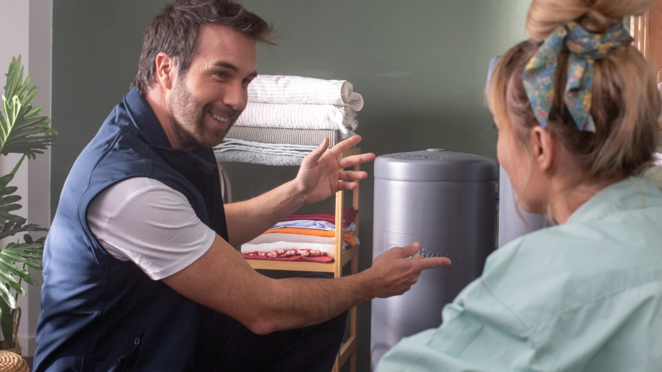 technicien et cliente pub tv 2023 miroir