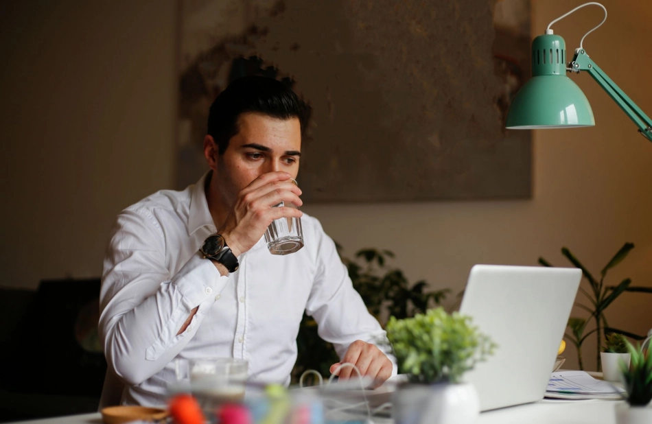 salarié boire eau travail hydratation