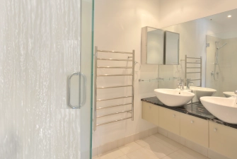 Calcaire dans la salle de bain