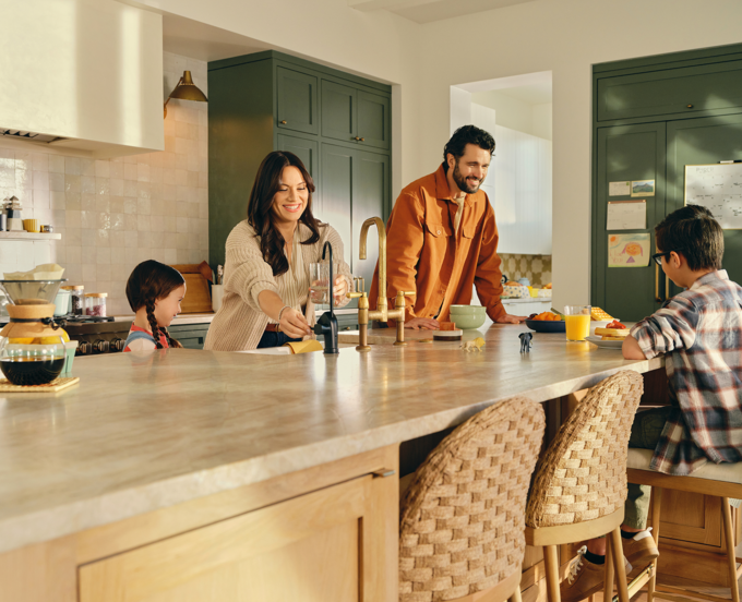 Une famille heureuse en train de discuter dans la cuisine