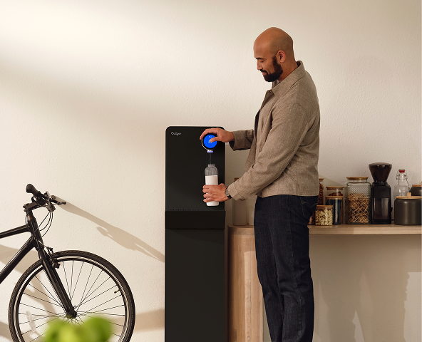 homme remplissant sa gourde avec une fontaine culligan