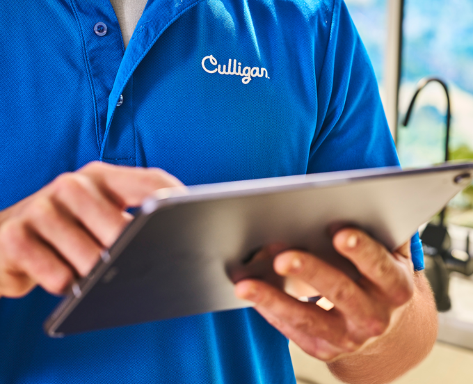 Conseiller Culligan notant sur sa tablette